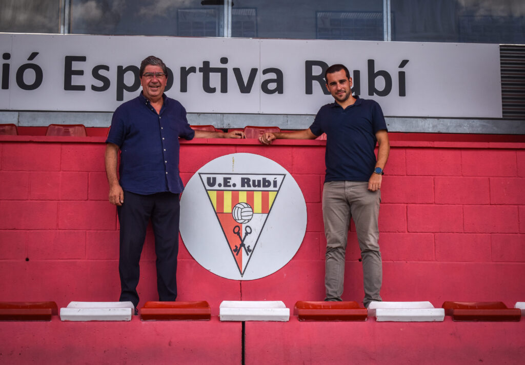 El presidente Josep Alcalá y el Director de Marketing Coportativo, Hugo Cores, en el campo de Can Rosés.